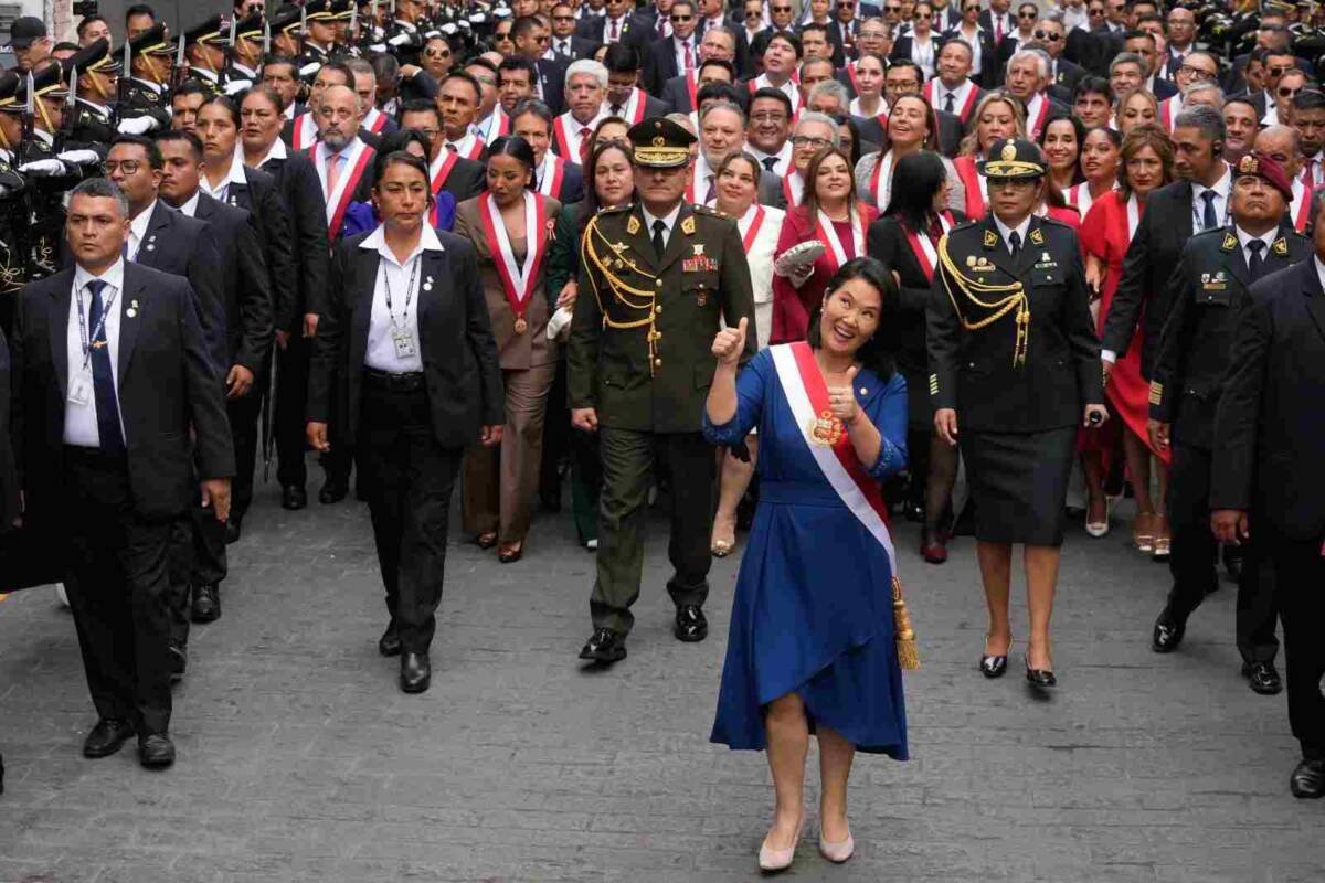 LA DERECHISTA KEIKO FUJIMORI ASUME LA PRESIDENCIA DE PERÚ