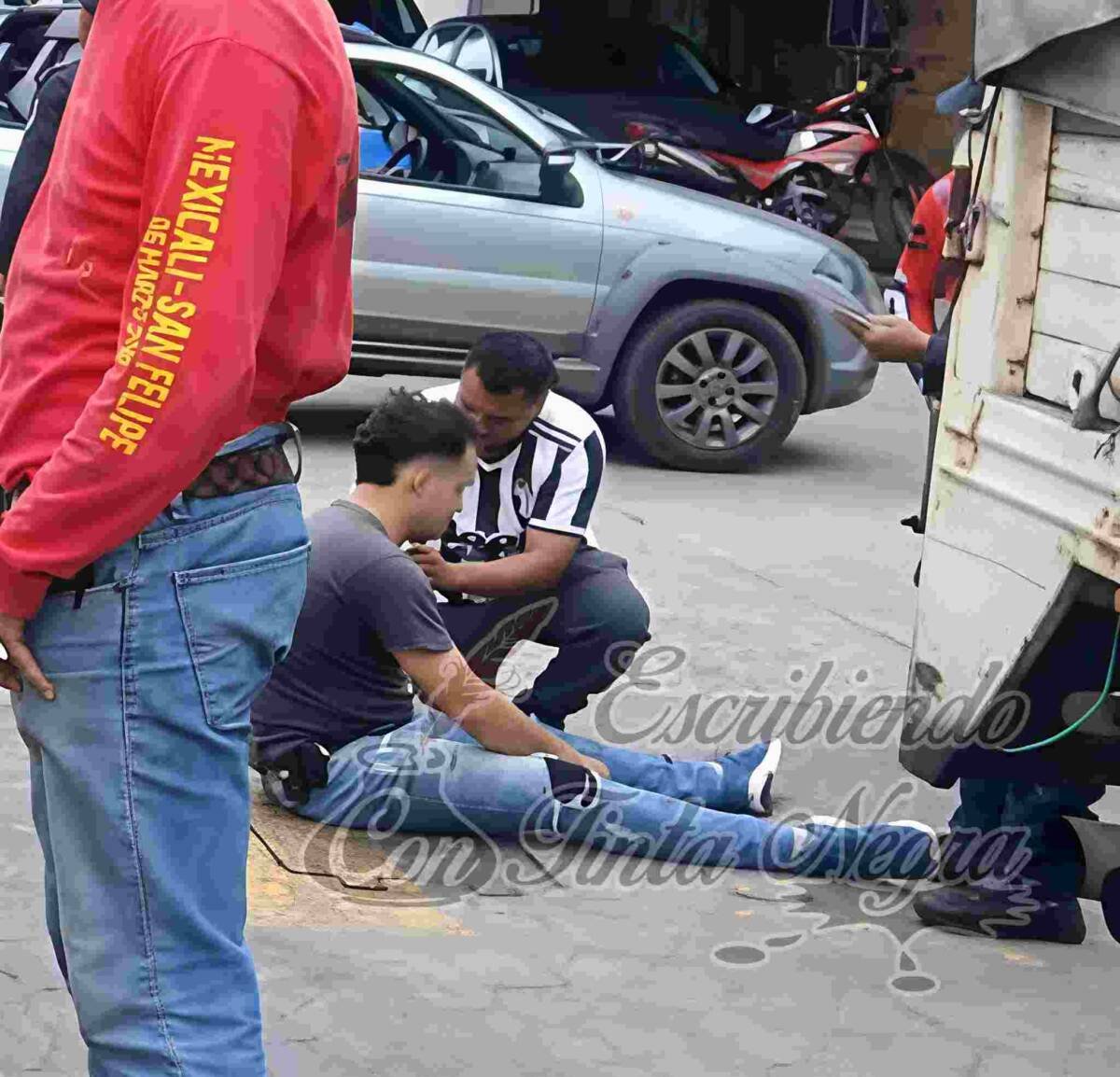 COLISIONAN MOTOCICLISTA Y CAMIONETA DE ABARROTES QUEZADA