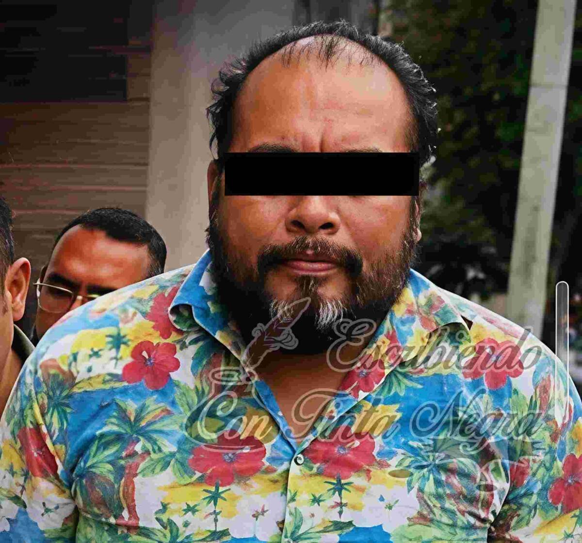 DIRECTOR DE EL BUEN TONO, A LA TOMA