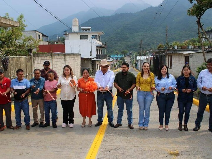 ARMANDO REYES INAUGURA CALLE EN XALATLACO
