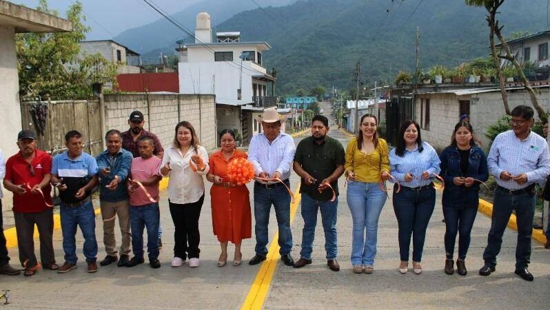 ARMANDO REYES INAUGURA CALLE EN XALATLACO