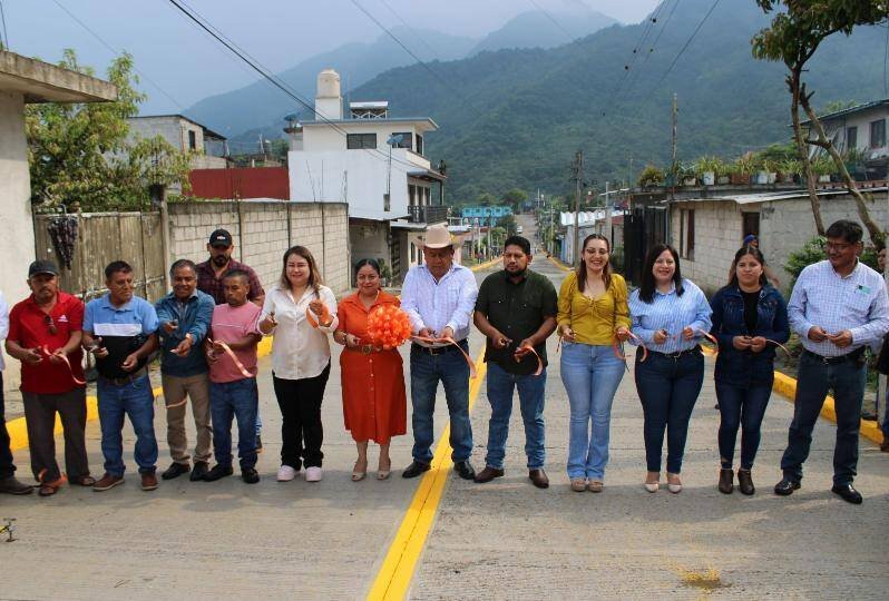ARMANDO REYES INAUGURA CALLE EN XALATLACO