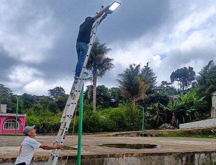 INSTALAN ALUMBRADO PÚBLICO EN LAGUNA PALAPA