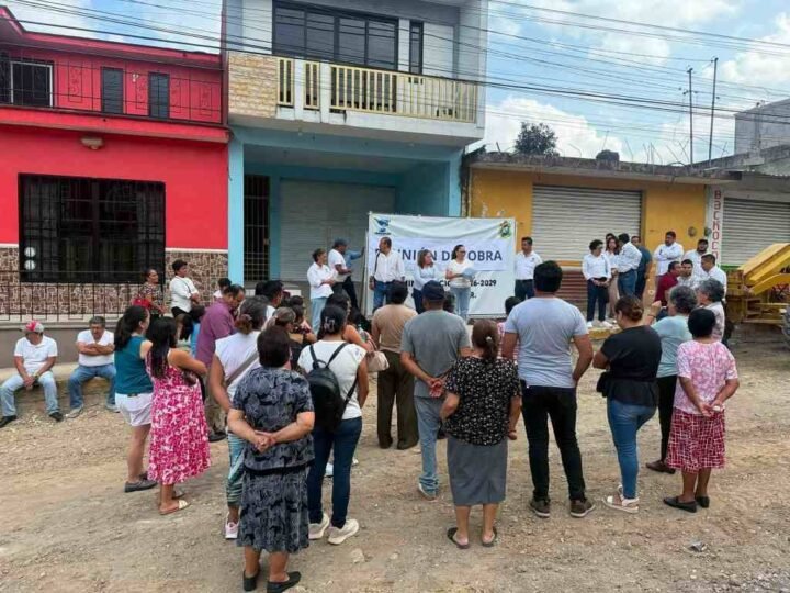 ALCALDESA SE REÚNE CON VECINOS DE AVENIDA HIDALGO DE CHOCAMÁN