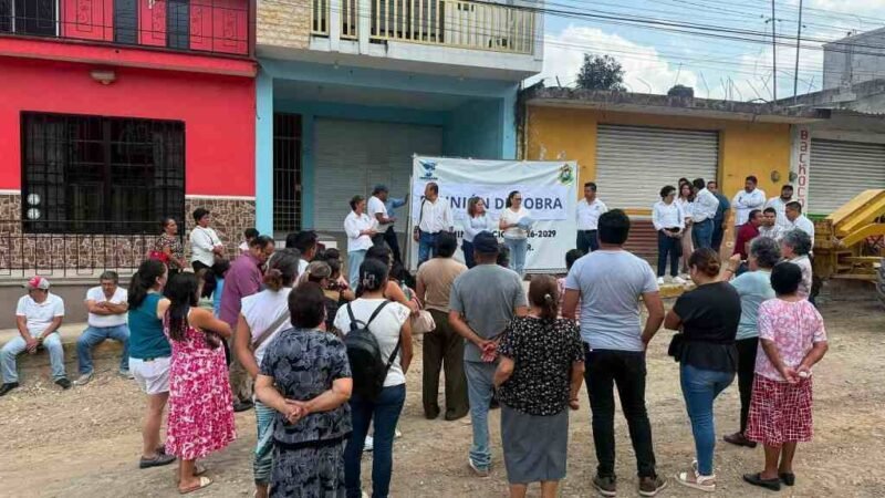 ALCALDESA SE REÚNE CON VECINOS DE AVENIDA HIDALGO DE CHOCAMÁN