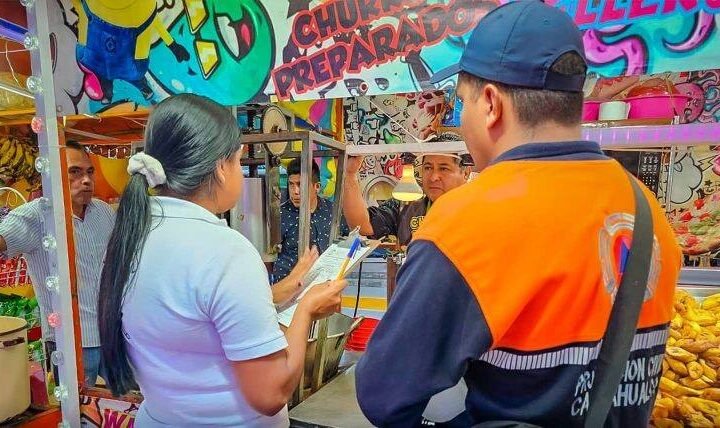 INSPECCIONAN LOCALES DE FERIA DE CALCAHUALCO