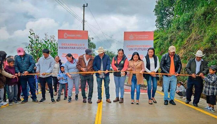ALCALDE DE CALCAHUALCO INAUGURA OBRA