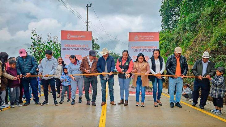 ALCALDE DE CALCAHUALCO INAUGURA OBRA