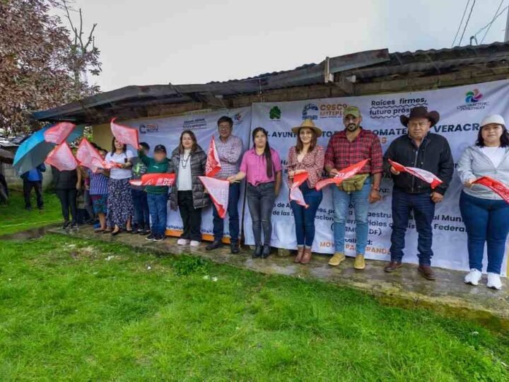 DAN BANDERAZO DE OBRA EN MOYOAPAN GRANDE