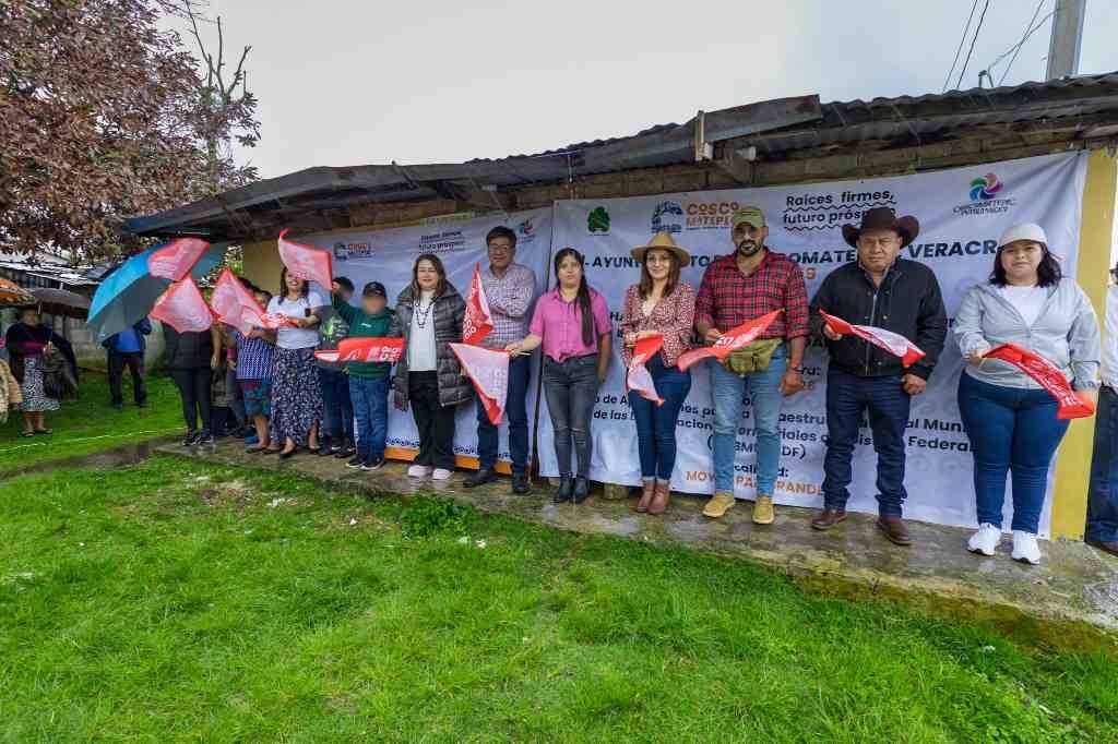 DAN BANDERAZO DE OBRA EN MOYOAPAN GRANDE