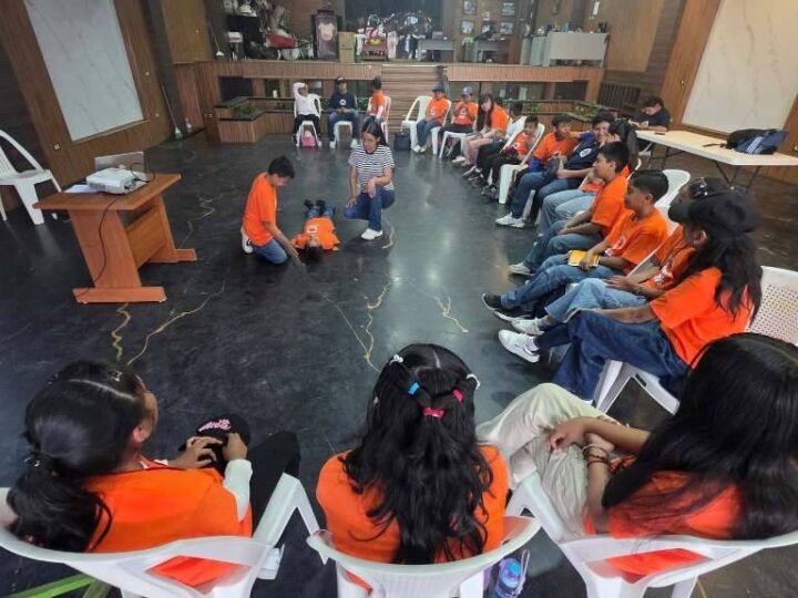 IMPARTEN CURSO DE PRIMEROS AUXILIOS A NIÑOS DEL CURSO DE VERANO