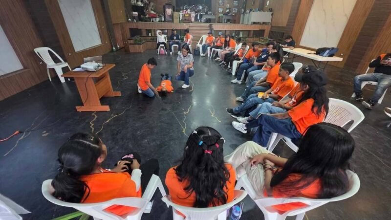 IMPARTEN CURSO DE PRIMEROS AUXILIOS A NIÑOS DEL CURSO DE VERANO