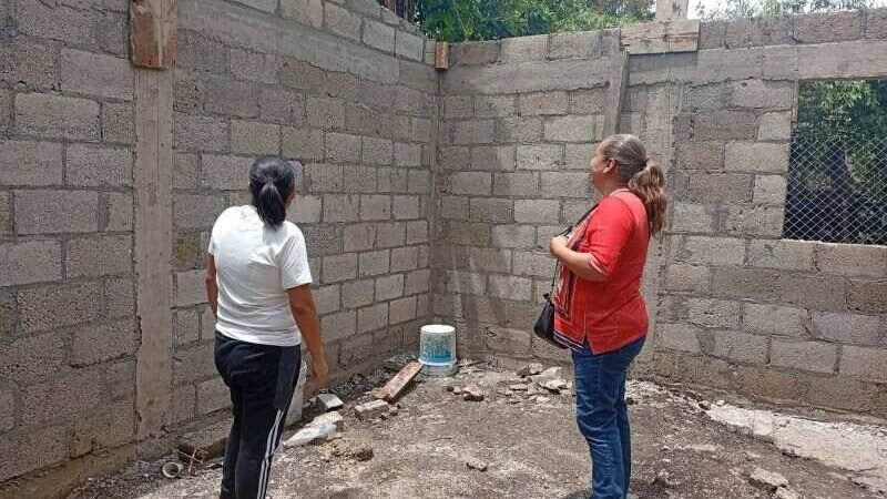 ALCALDESA DE SOCHIAPA SUPERVISA CONSTRUCCIÓN DE CUARTOS-DORMITORIOS