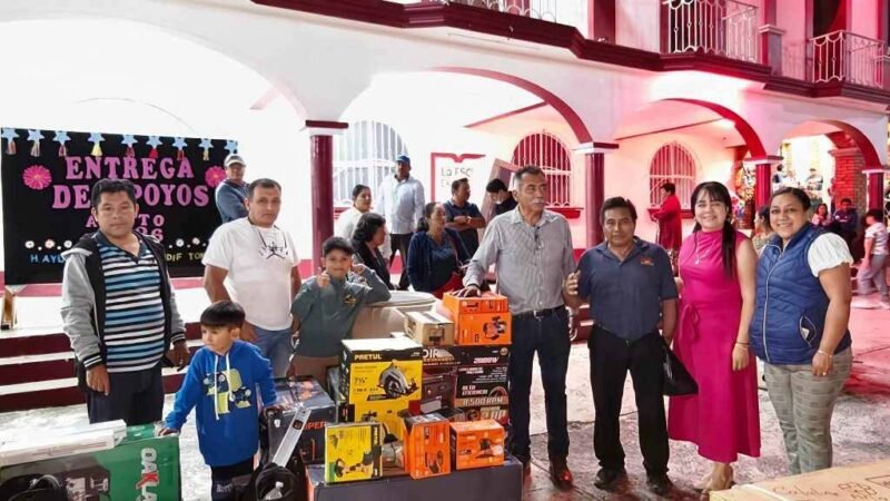 ALCALDE DE TOMATLÁN ENTREGA APOYOS DE “CRÉDITOS A LA PALABRA”