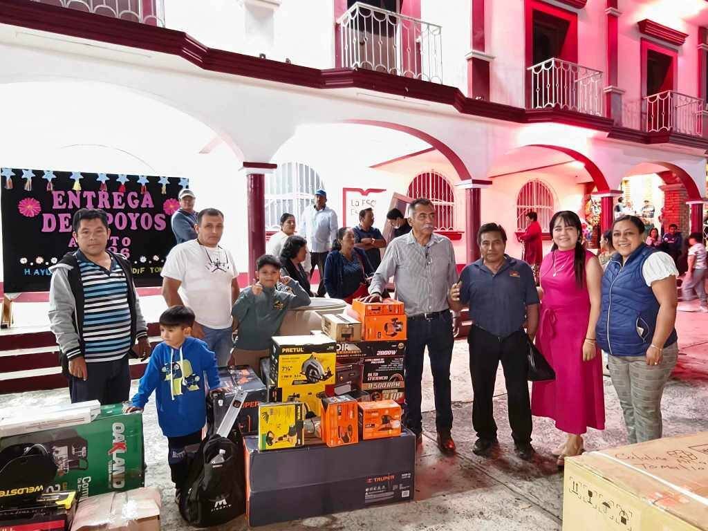 ALCALDE DE TOMATLÁN ENTREGA APOYOS DE “CRÉDITOS A LA PALABRA”