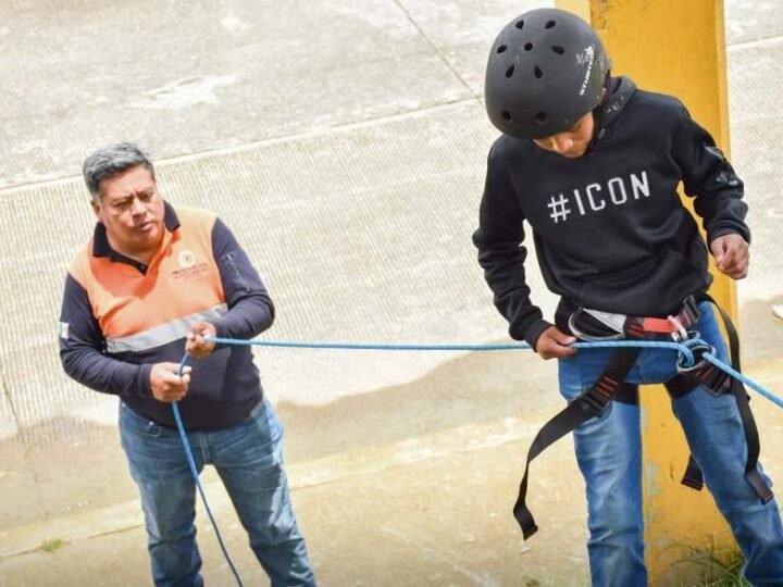 NIÑOS DE TALLER DE VACACIONES PRACTICAN ACTIVIDADES DE MONTAÑA