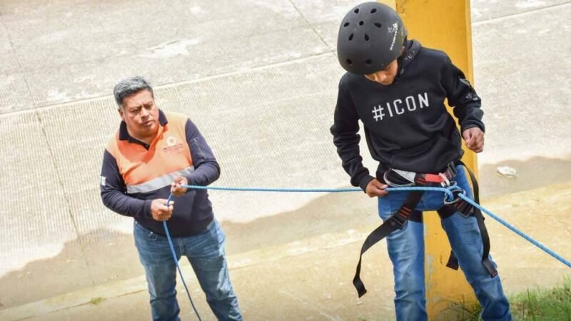 NIÑOS DE TALLER DE VACACIONES PRACTICAN ACTIVIDADES DE MONTAÑA