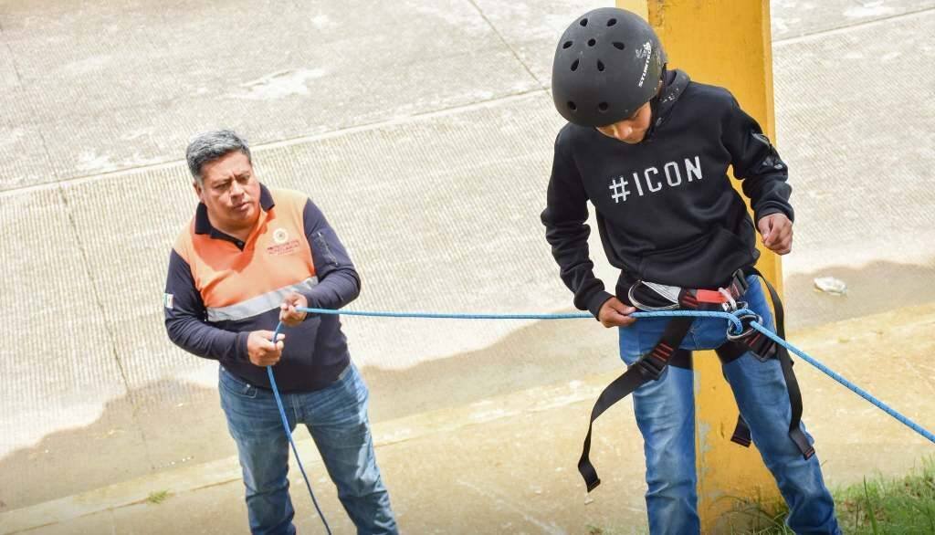 NIÑOS DE TALLER DE VACACIONES PRACTICAN ACTIVIDADES DE MONTAÑA