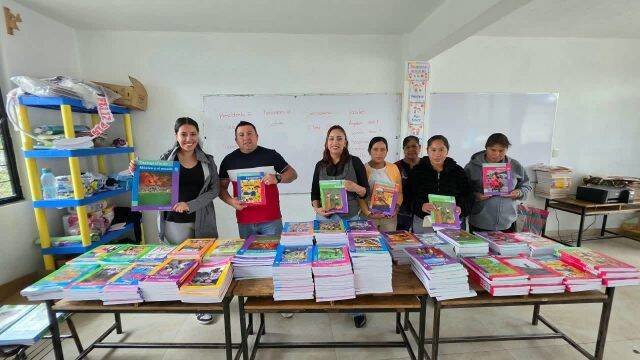 LLEVA AYUNTAMIENTO DE ALPATLÁHUAC LIBROS A ESCUELAS