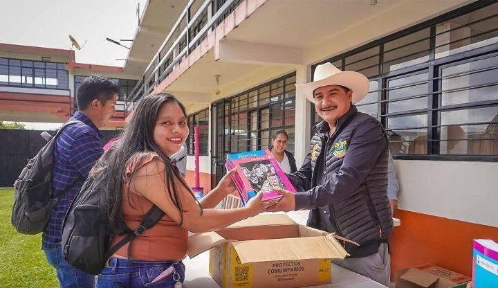 ENCABEZA ALCALDE DE CALCAHUALCO ENTREGA DE LIBROS