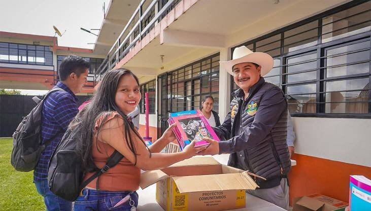 ENCABEZA ALCALDE DE CALCAHUALCO ENTREGA DE LIBROS