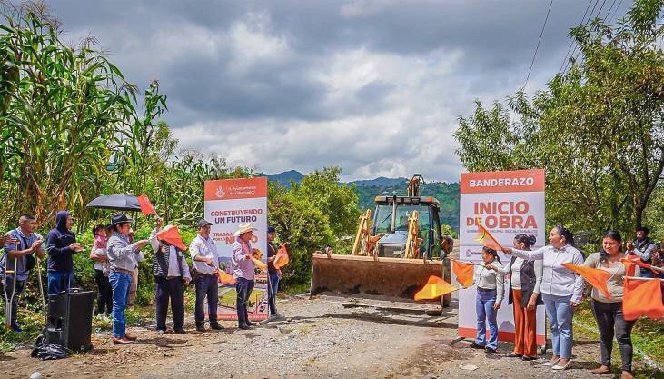 ALCALDE DE CALCAHUALCO DA BANDERAZO DE OBRA EN EXCOLA