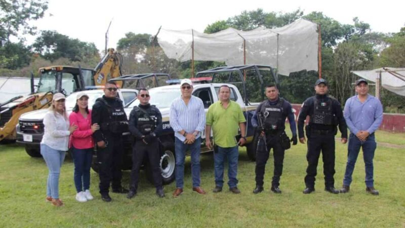 ALCALDE DE HUATUSCO ENTREGA DOS NUEVAS PATRULLAS A LA POLICÍA MUNICIPAL
