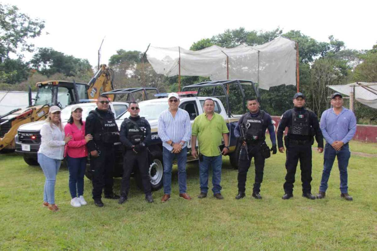 ALCALDE DE HUATUSCO ENTREGA DOS NUEVAS PATRULLAS A LA POLICÍA MUNICIPAL