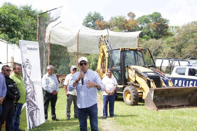 URCINO MÉNDEZ DA BANDERAZO DE CONSTRUCCIÓN DE MULTIDEPORTIVO