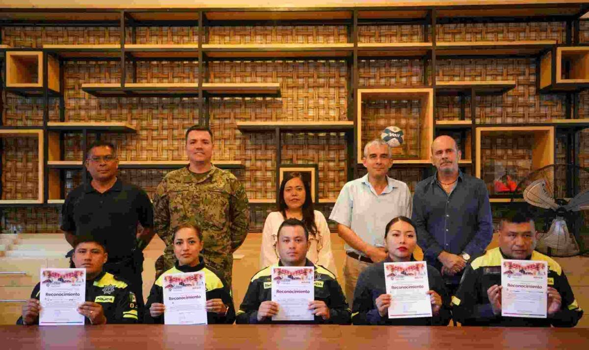 AYUNTAMIENTO RECONOCE A ELEMENTOS DE LA POLICÍA POR CONCLUIR CAPACITACIÓN DE APOYO AL TURISTA