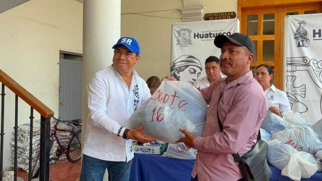 ALCALDE DE HUATUSCO ENTREGA UNIFORMES PARA POLICÍAS AUXILIARES