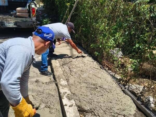 REPARAN BANQUETA DAÑADA POR LLUVIAS