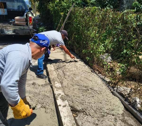 REPARAN BANQUETA DAÑADA POR LLUVIAS