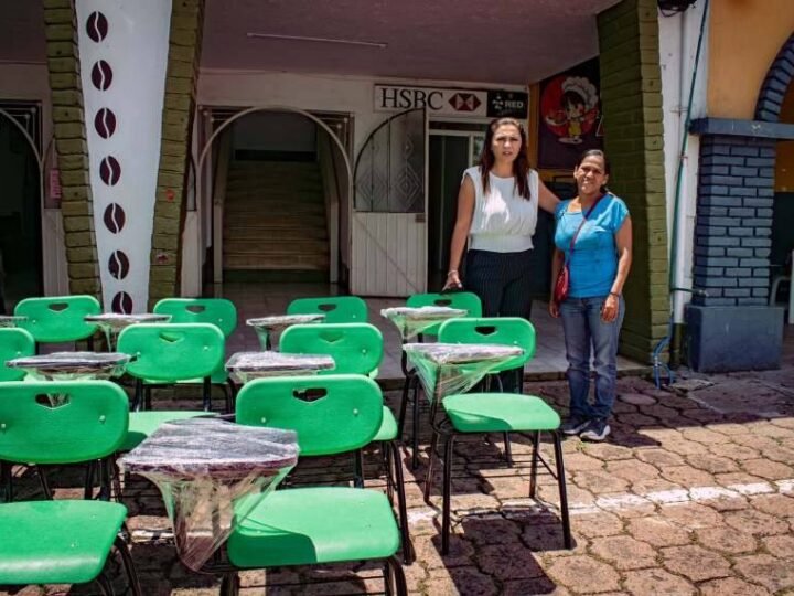 ENTREGAN MOBILIARIO EN ESCUELA DE MATLAQUIAHUITL