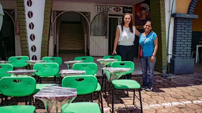 ENTREGAN MOBILIARIO EN ESCUELA DE MATLAQUIAHUITL