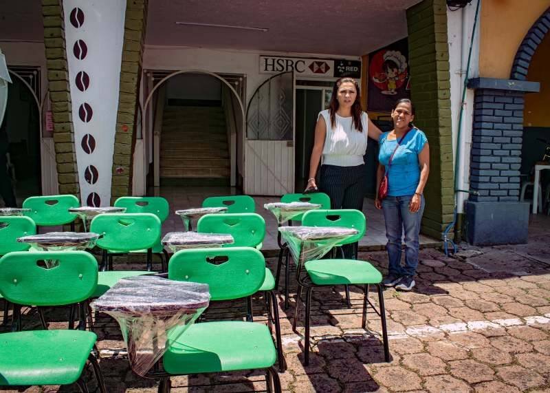 ENTREGAN MOBILIARIO EN ESCUELA DE MATLAQUIAHUITL