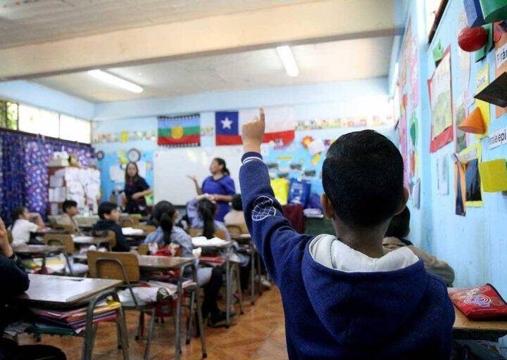 CHILE PERMITE REVISAR MOCHILAS Y RESTRINGE VESTIMENTA EN ESCUELAS