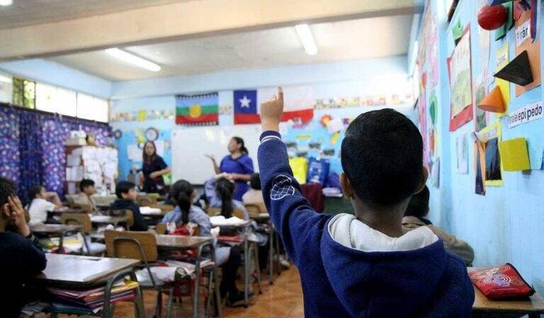 CHILE PERMITE REVISAR MOCHILAS Y RESTRINGE VESTIMENTA EN ESCUELAS
