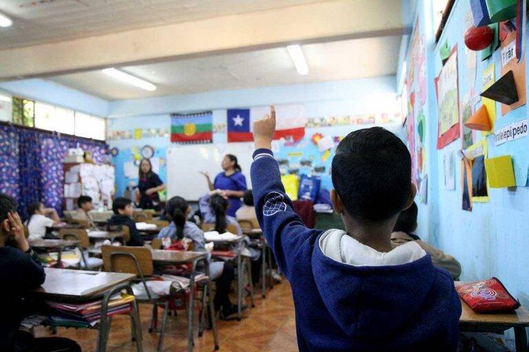 CHILE PERMITE REVISAR MOCHILAS Y RESTRINGE VESTIMENTA EN ESCUELAS
