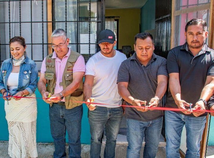 INAUGURAN EQUIPAMIENTO DE AULA EN IXHUATLÁN