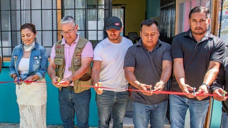 INAUGURAN EQUIPAMIENTO DE AULA EN IXHUATLÁN