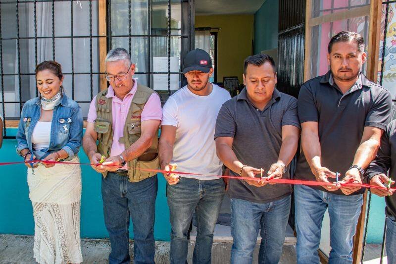 INAUGURAN EQUIPAMIENTO DE AULA EN IXHUATLÁN