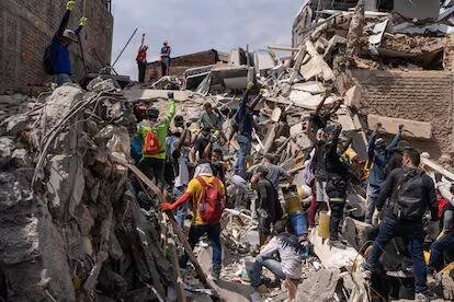 COLOMBIA REDUCE BÚSQUEDA DE SOBREVIVIENTES; AUMENTAN LOS MUERTOS Y DESAPARECIDOS
