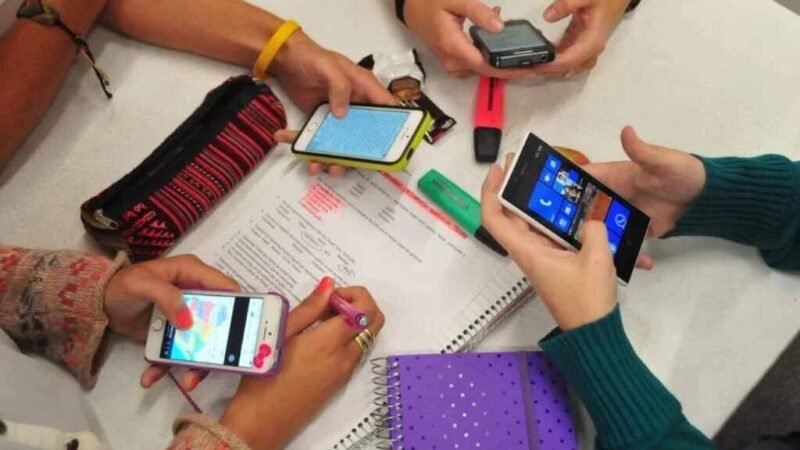 SEP CONSULTARÁ A MAESTROS SOBRE USO DE DISPOSITIVOS ELECTRÓNICOS EN ESCUELAS