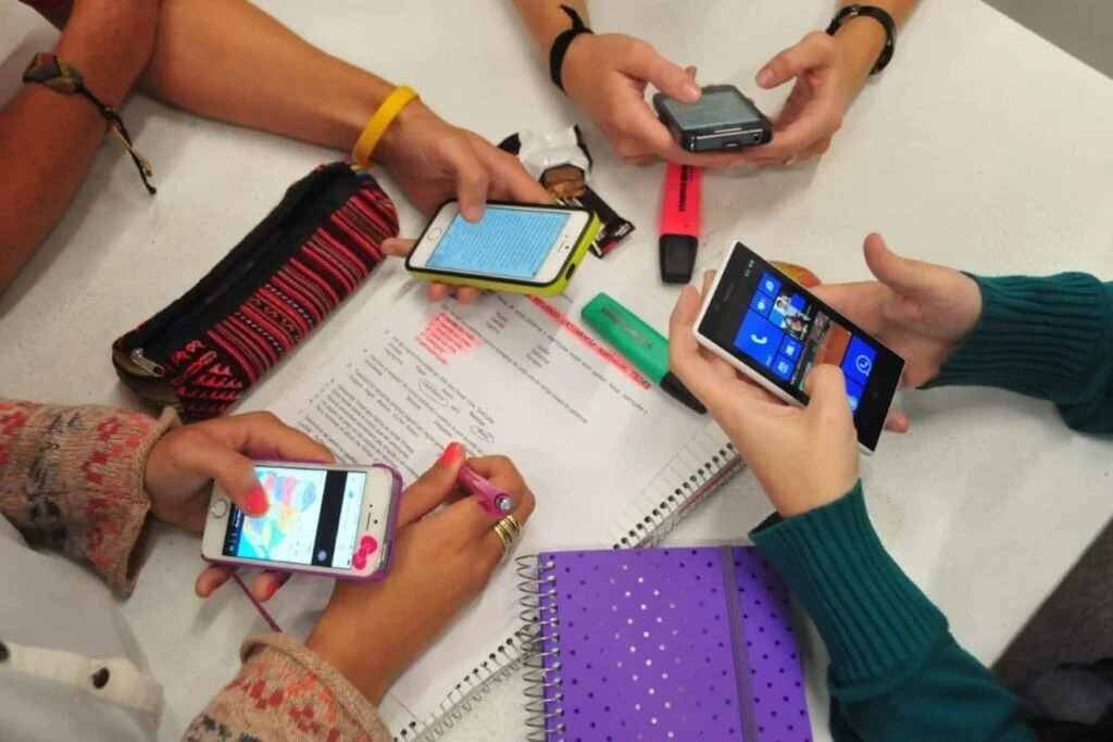 SEP CONSULTARÁ A MAESTROS SOBRE USO DE DISPOSITIVOS ELECTRÓNICOS EN ESCUELAS