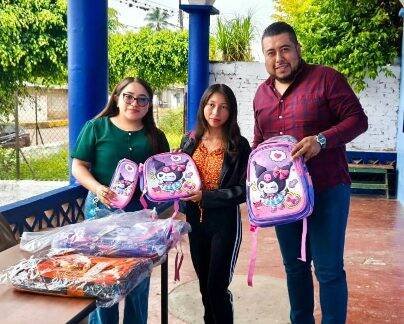 ENTREGAN KITS DE MOCHILAS A NIÑOS DE FORTÍN