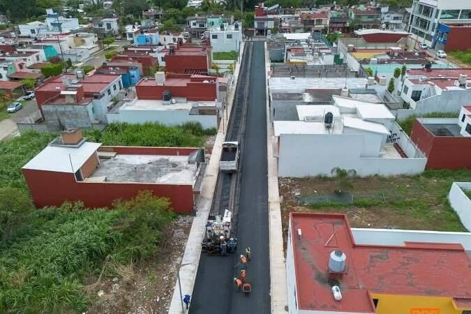 EN LA RECTA FINAL, TRABAJOS DE PAVIMENTACIÓN EN LOS ENCINOS