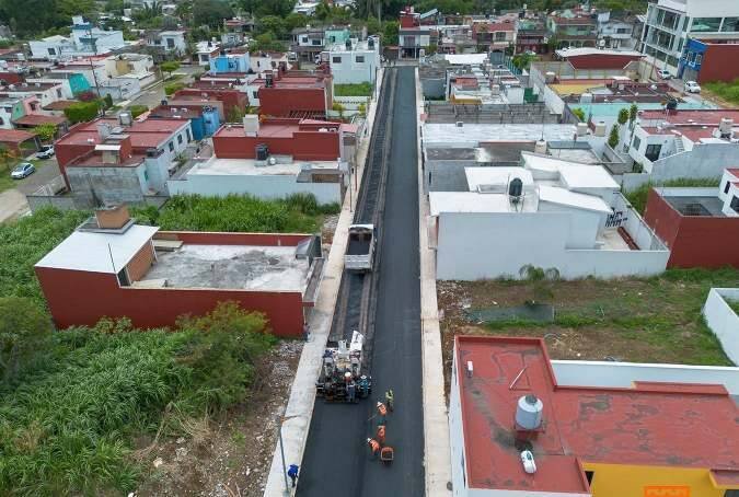 EN LA RECTA FINAL, TRABAJOS DE PAVIMENTACIÓN EN LOS ENCINOS