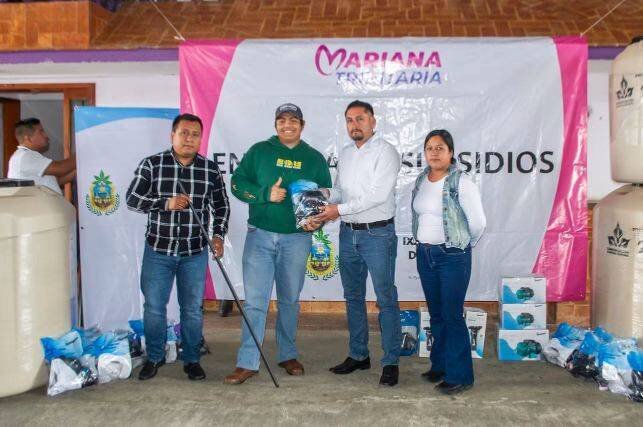 ENTREGAN APOYOS DEL PROGRAMA “AGUA PURA EN CASA”