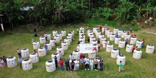 ENTREGAN DEPÓSITOS DE AGUA A FAMILIAS DE CÓRDOBA